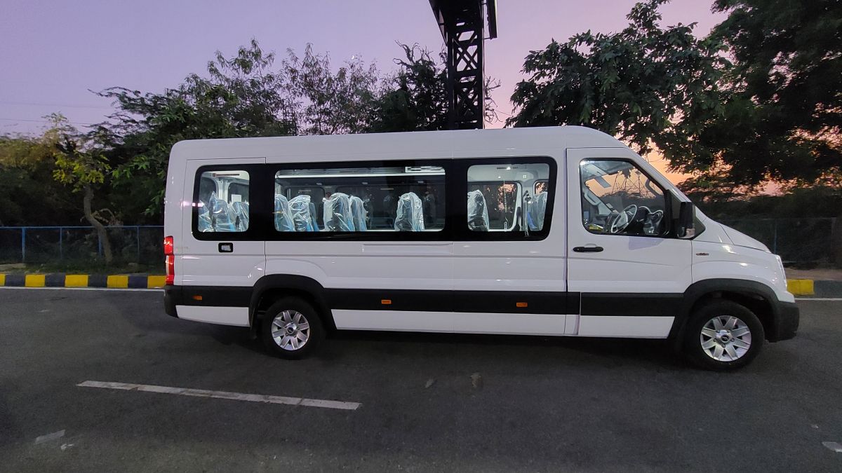 17 Seater Tempo