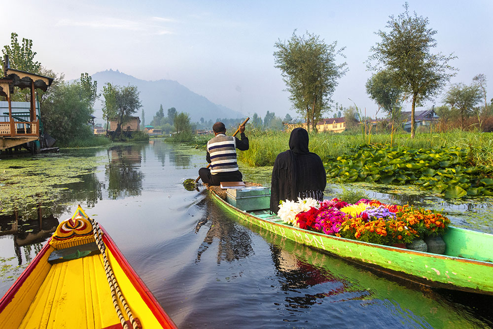 Srinagar rental taxi service 