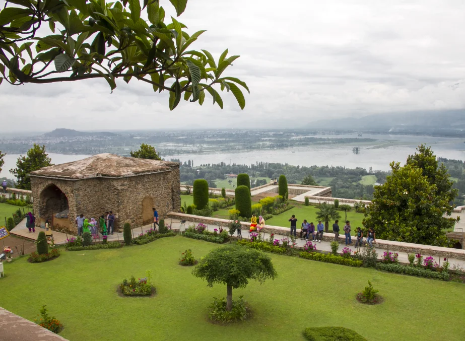 best taxi service in srinagar for tourists